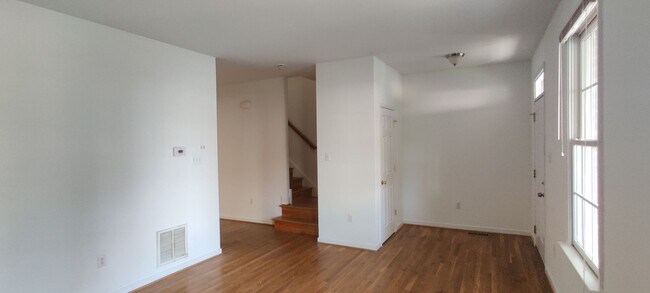 Building Photo - 3 bedroom home with covered porch and rear...