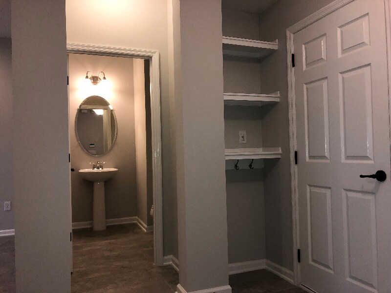 Building Photo - 557 Richmond Dr