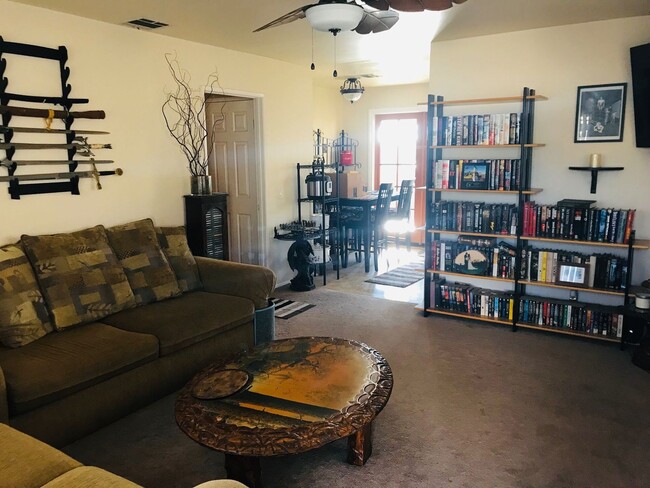 Building Photo - Unbeatable Charm in Camarillo's Colony