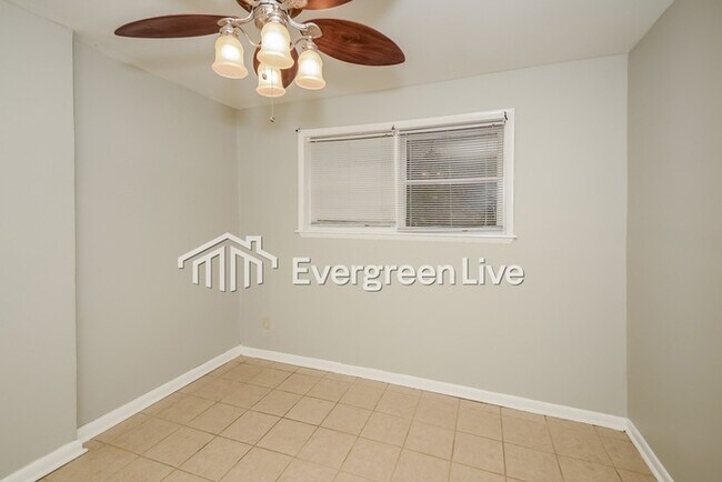 Building Photo - 237 Russet Woods Dr