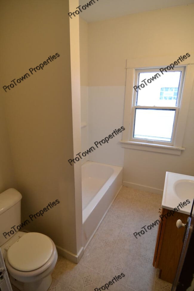 Building Photo - 407 S Raynor Ave