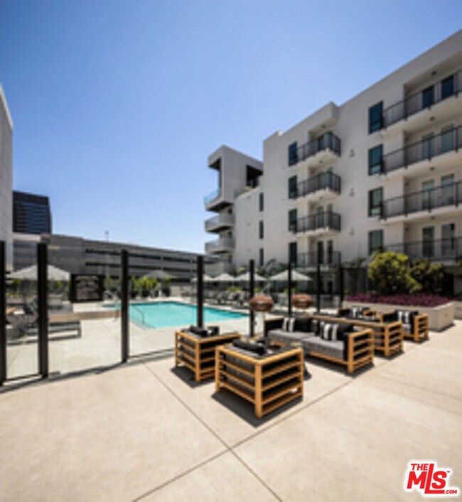 Building Photo - 687 S Hobart Blvd