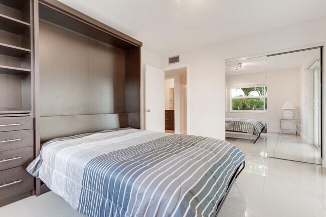 Building Photo - 509 Capri Dr