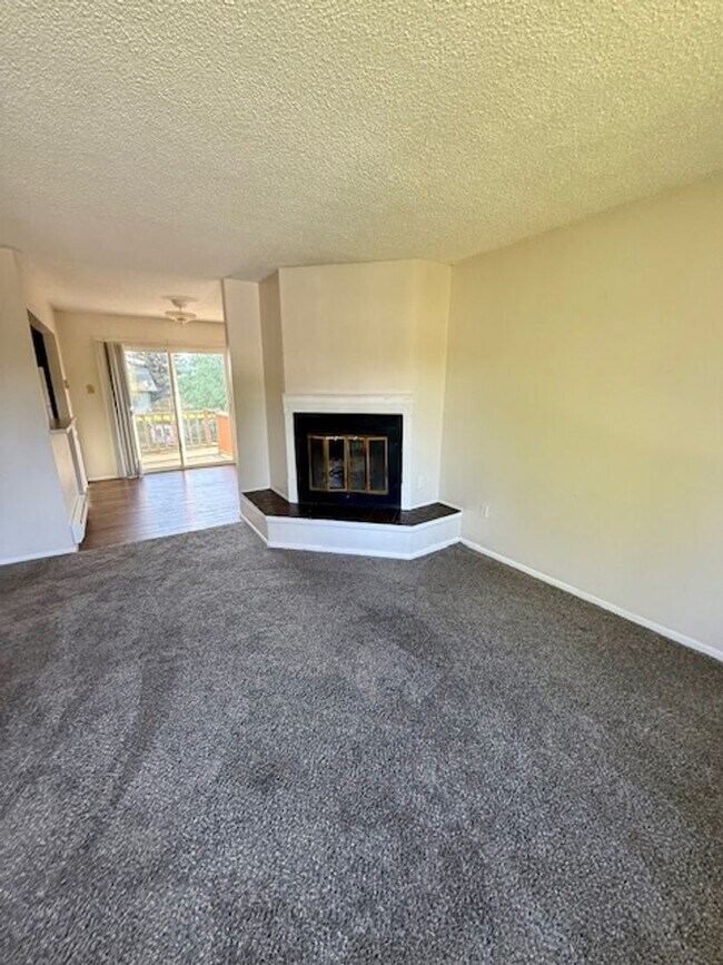 Building Photo - 3 Bedroom, 2 Bathroom Duplex- 5 minute wal...