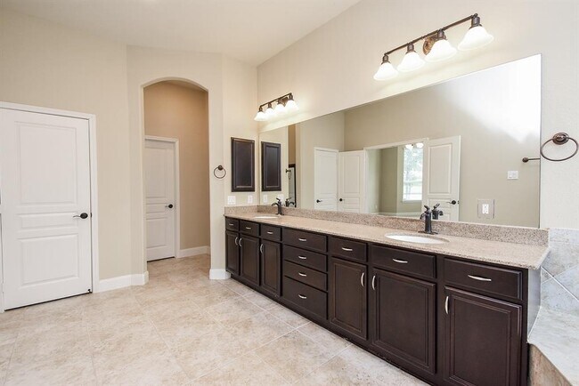 Building Photo - 25807 Somerset Meadows Ct