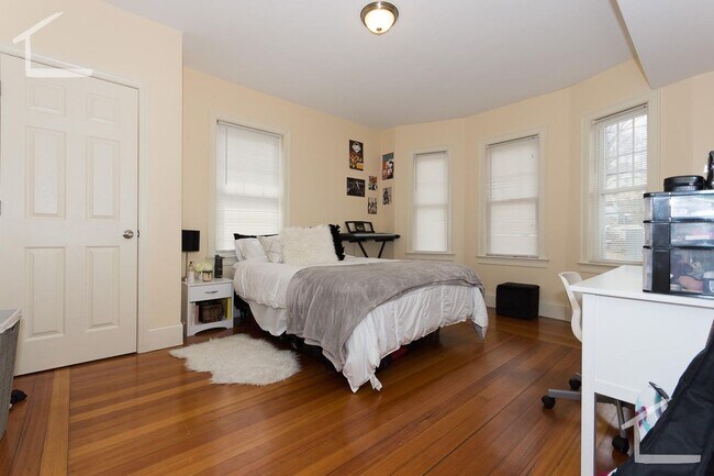 Building Photo - 5 BED 2 BATH IN BRIGHTON!!!!!!