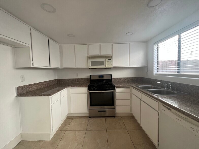 Building Photo - 2213 Huntington St