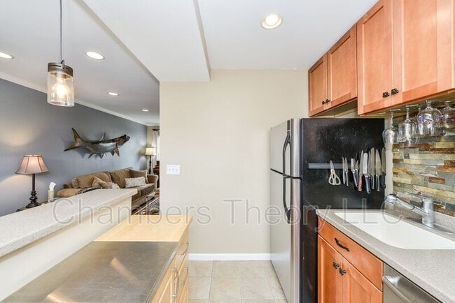 Building Photo - 629 S Henry St