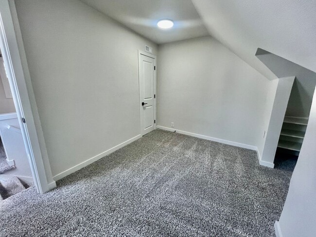 Building Photo - 5-Bedroom, 2 Bathroom Home with In-Unit Wa...