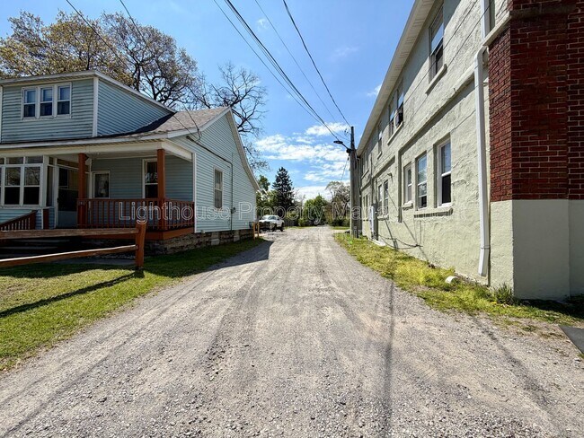 Building Photo - 273 E Forest Ave