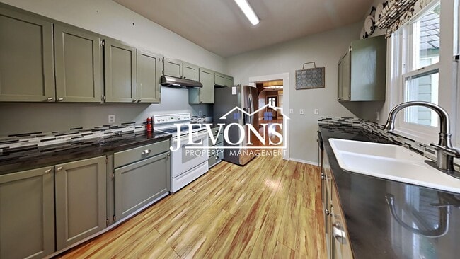 Building Photo - Charming 3-bedroom home with fenced backya...