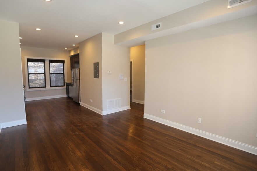 Building Photo - 527 W Barry Ave