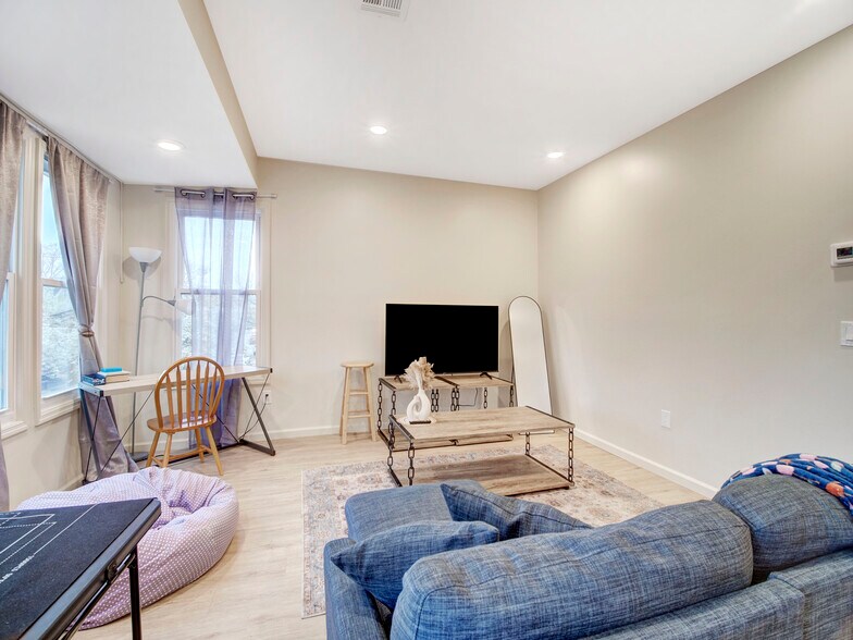 Building Photo - 140 Fabyan Pl