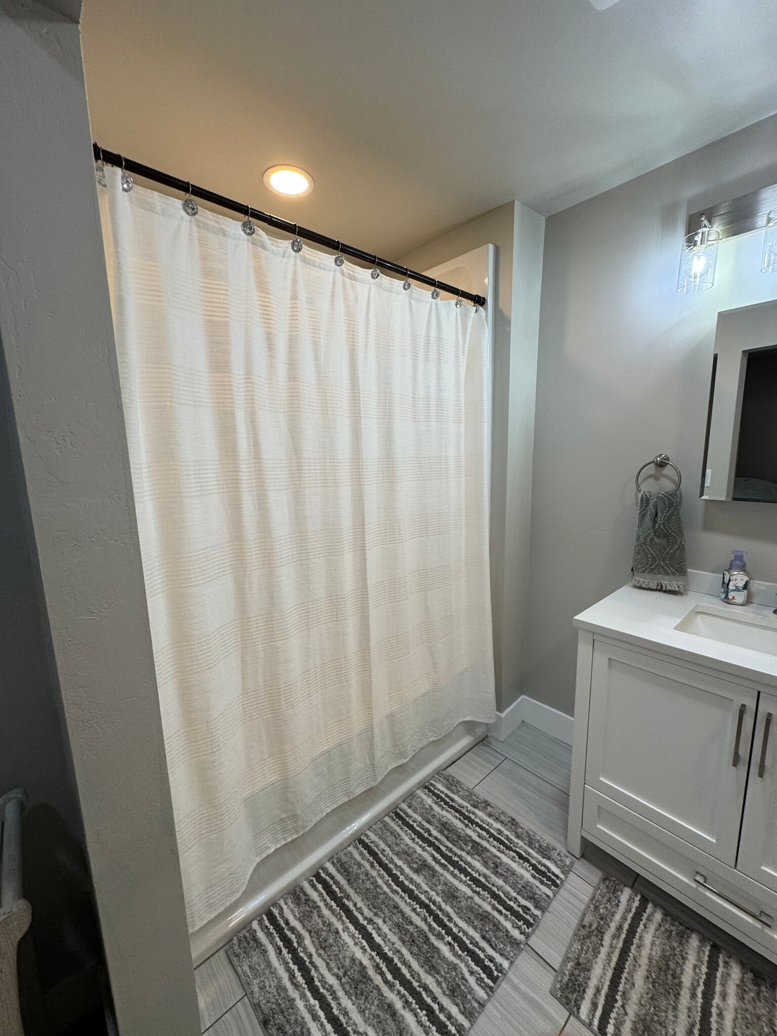 Building Photo - 3677 Lakeshore Blvd