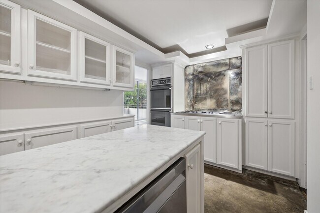 Building Photo - 2701 Westheimer Rd