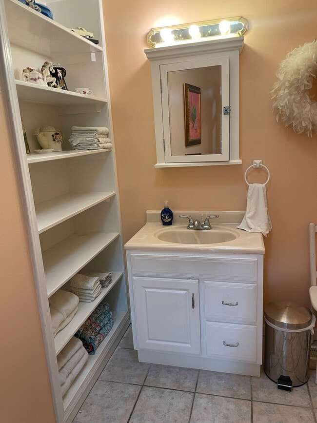 Building Photo - 198 Schools Dr