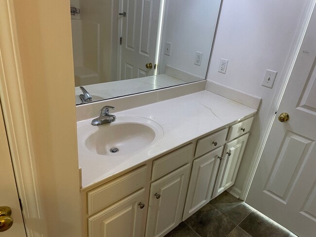 Building Photo - Cozy Two Bedroom Condo Close to Ft. Jackson!