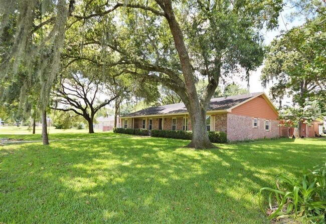 Building Photo - 2004 Sleepy Hollow Dr