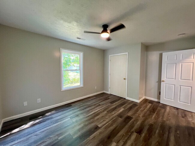 Building Photo - Renovated  3 bedrooms 1 full bath