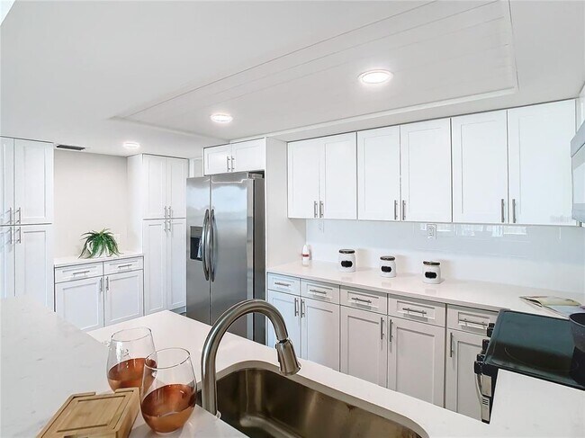 Building Photo - 400 Island Way