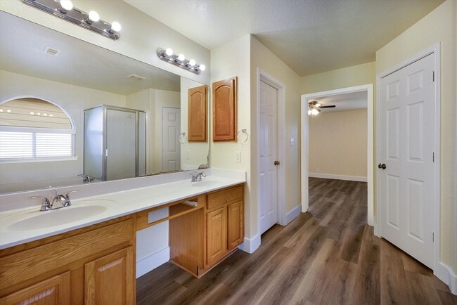 Building Photo - Move-In Ready 5-Bedroom With New Vinyl Floors