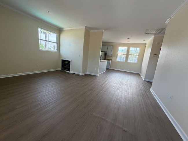 Building Photo - Lovely Upstairs Unit