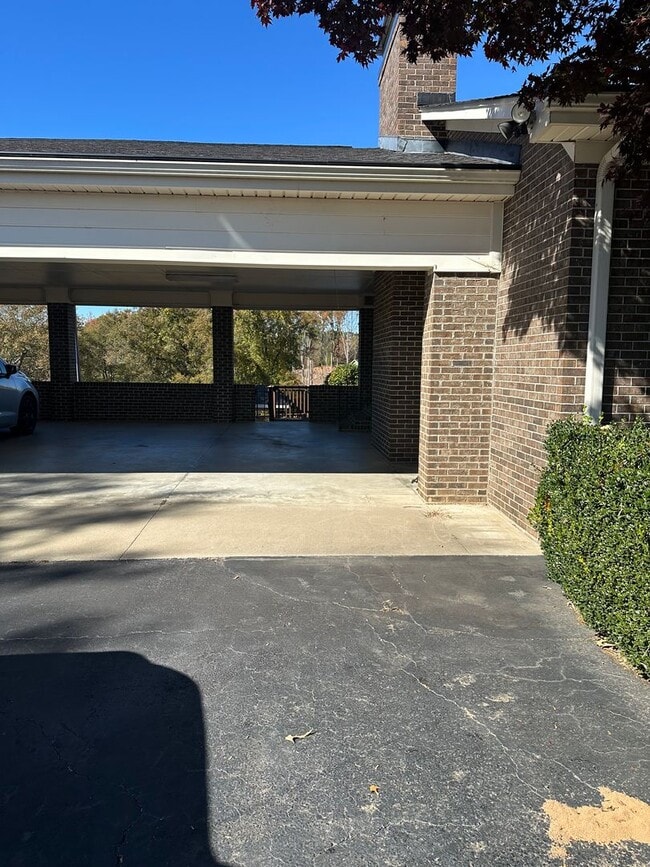 Building Photo - HOME AVALIABLE FOR RENT ON 2 ACRES!