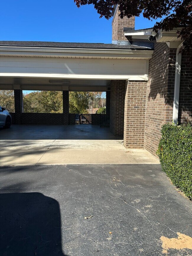 Building Photo - HOME AVALIABLE FOR RENT ON 2 ACRES! **RENT SPECIAL, $500 OFF FIRST FULL MONTH RENT**