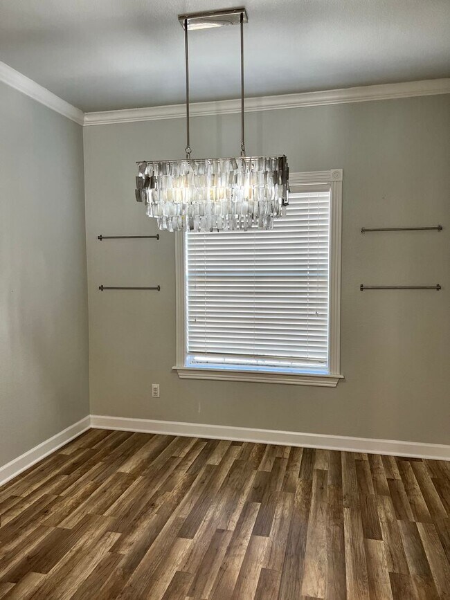 Building Photo - Renovated 3-bedroom Home in Huttoparke