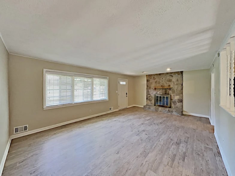 Building Photo - 728 Birchwood Ln SW