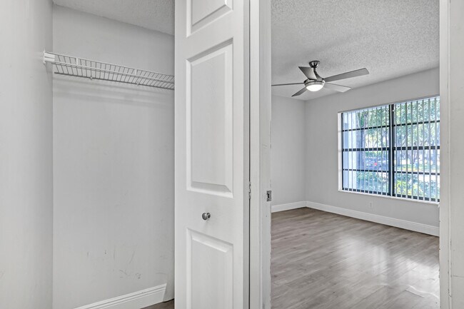 Building Photo - 4575 Lucerne Lakes Blvd W