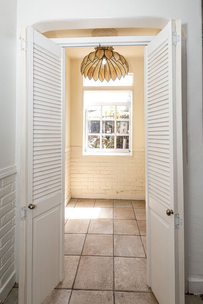 Building Photo - Warm & Welcoming Home Near Melrose with Room to Live, Work & Create