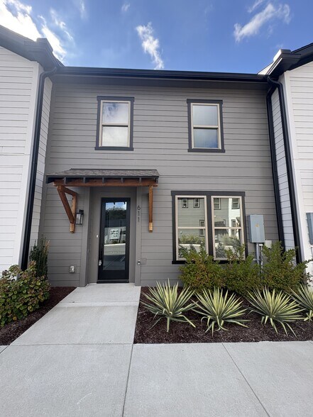 Building Photo - 628 Wallace Ct