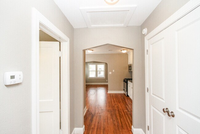 Building Photo - Charming Duplex 1/1 Duplex With Storage!