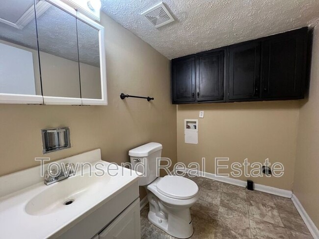 Building Photo - 6458 Easthampton Rd