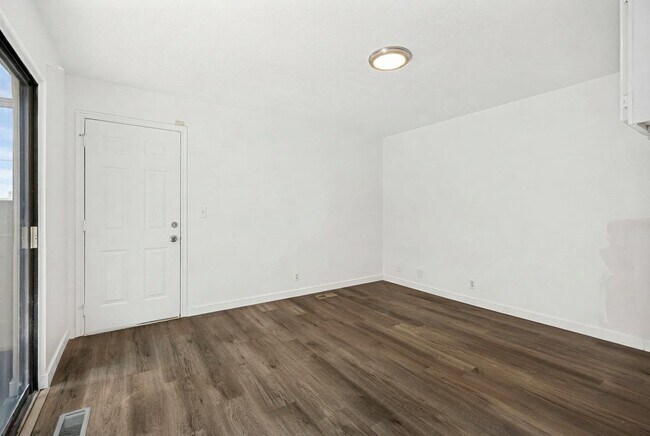 Building Photo - 8736 Oak Park Cir