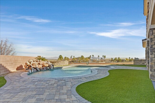 Building Photo - Custom Luxury Home with Strip and Mountain Views!