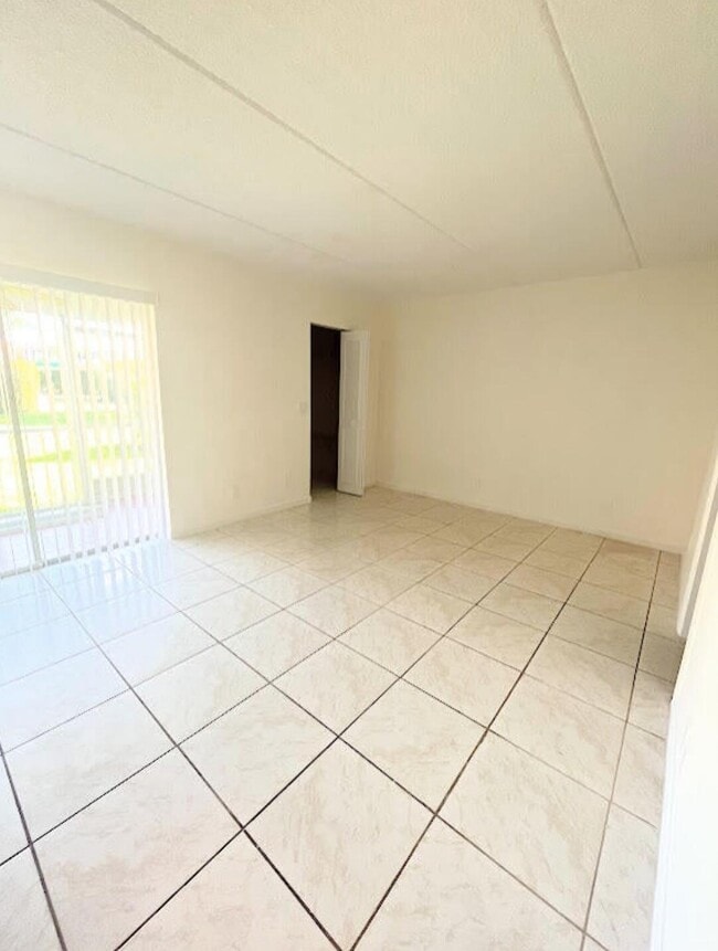 Building Photo - 600 Village Green Ct