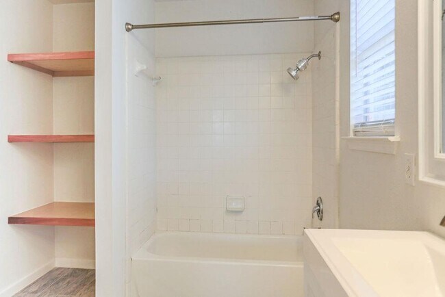 Building Photo - 215 Estate Dr