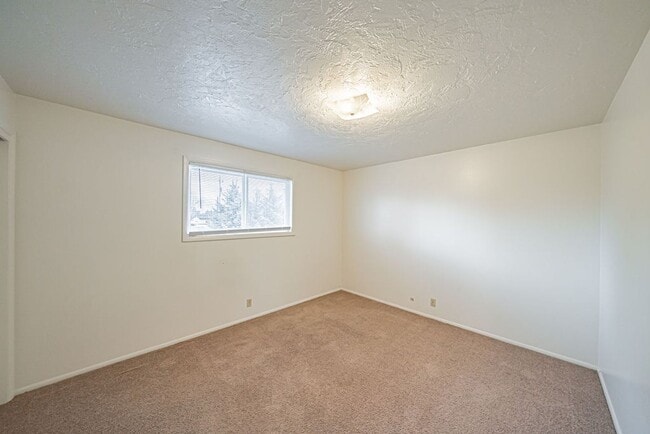 Building Photo - Spacious and recently updated, this 6-bedroom, 3-bathroom home in Ammon