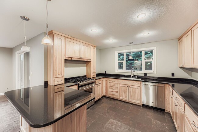 Building Photo - Amazing 3bed/2bath + Den Home with Attached Garage in Kirkland!