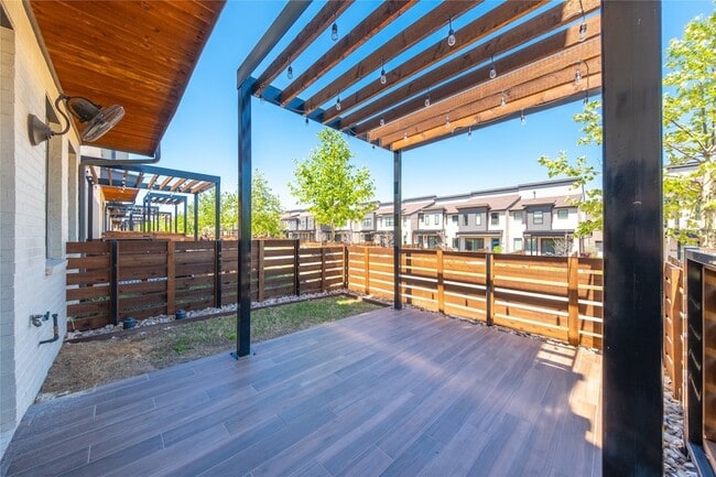 Building Photo - 813 Emerling Dr