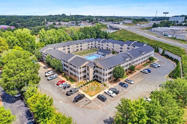 Building Photo - 305 Country Club Dr NE