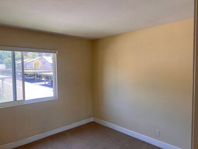 Building Photo - 2 bedroom, 2 bath top floor condo in La Jolla