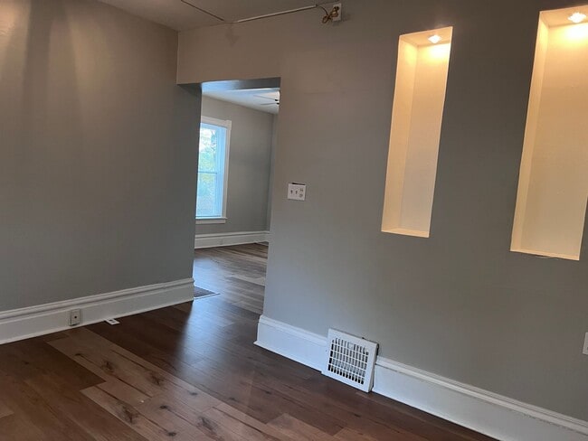 Building Photo - Recently Remodeled Home Close to Medical M...