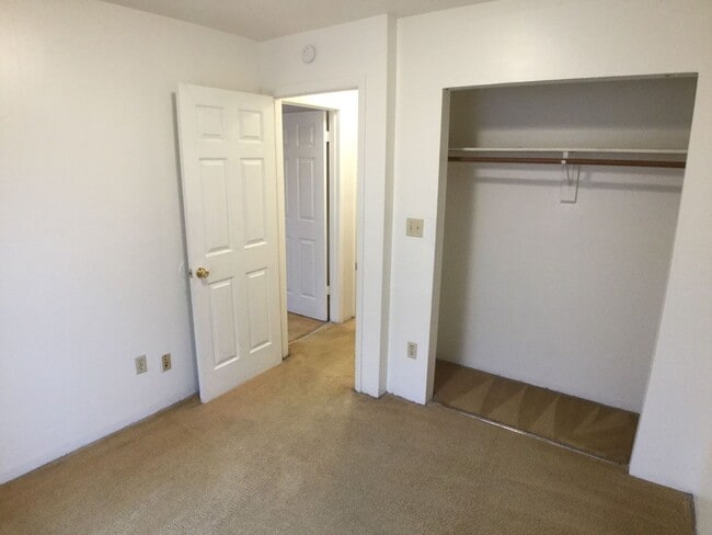 Building Photo - Blacksburg, 4 BR / 2.5 BA Townhouse, Available August