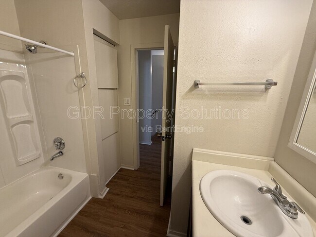 Building Photo - 1928 Buena Vista Dr SE