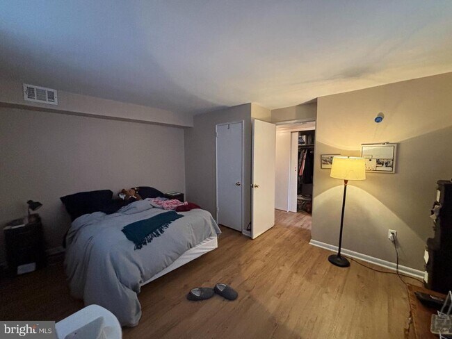 Building Photo - 200 W Evergreen Ave