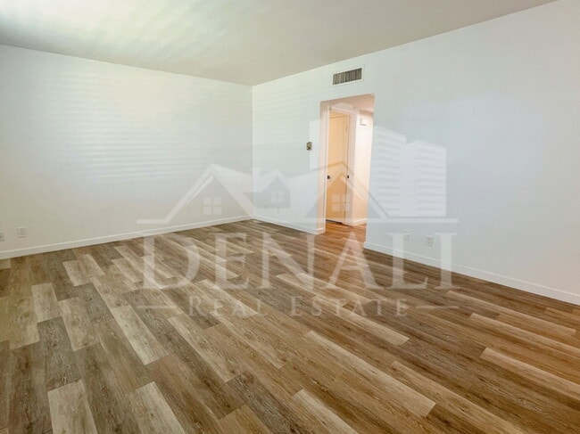 Building Photo - 3242 E Camelback Rd