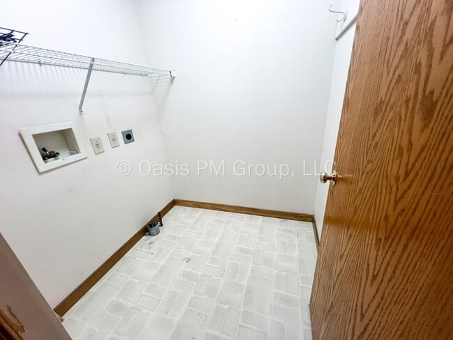 Building Photo - 8575 Kingsley Dr
